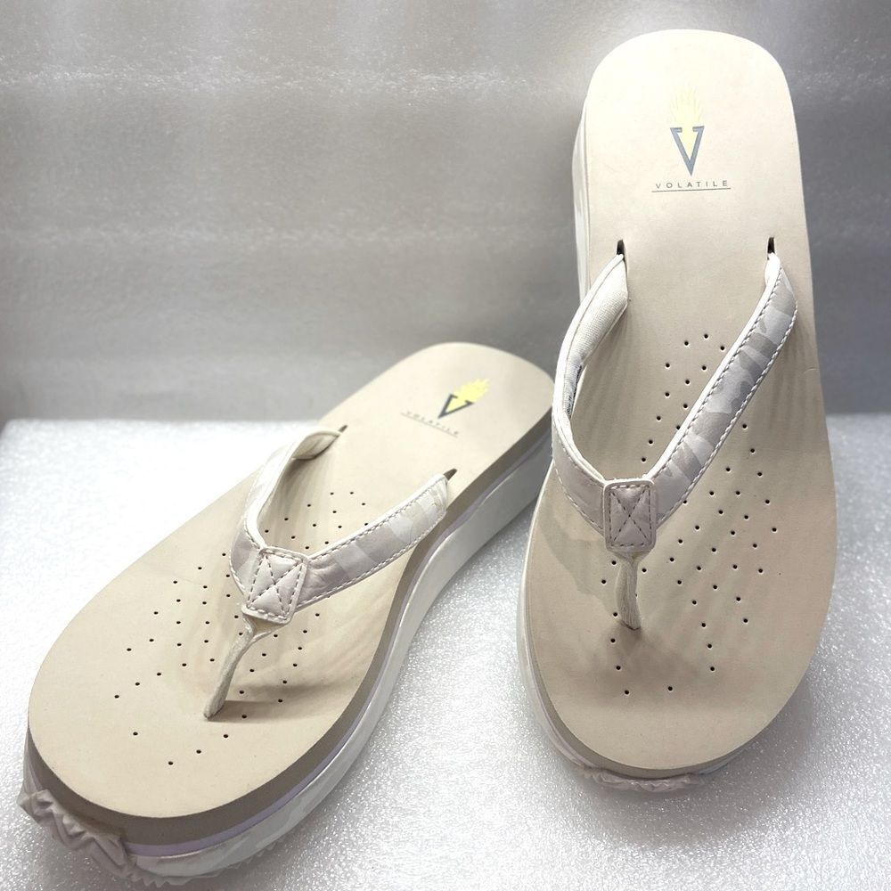 BNWOT Women’s VOLATILE Untamed Flip Flops/Sandals Cream Camo Print-Size 11